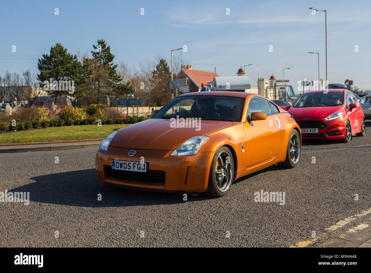 2005 orange Nissan 350Z 3498cc Benzin Coupé; Nord-West Supercar Veranstaltung als Autos in der Küstenort Southport ankommen. Supercars sind von Stoßstange zu Stoßstange an der Strandpromenade, während moderne Klassiker, Sportwagen und Oldtimer-Enthusiasten einen Tag lang fahren. Stockfoto