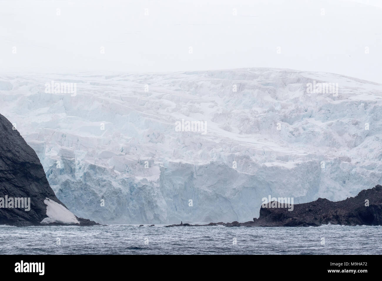 Blick auf Punkt Wild, Elephant Island, Antarktis, Memorial zu Yelcho, Standort von Ernest Shackleton Ausdauer rescue Stockfoto