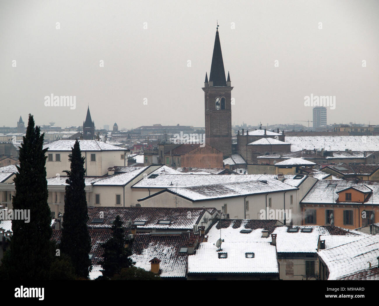 Die schneebedeckten Dächer von Verona am Tag eines Winter Stockfoto