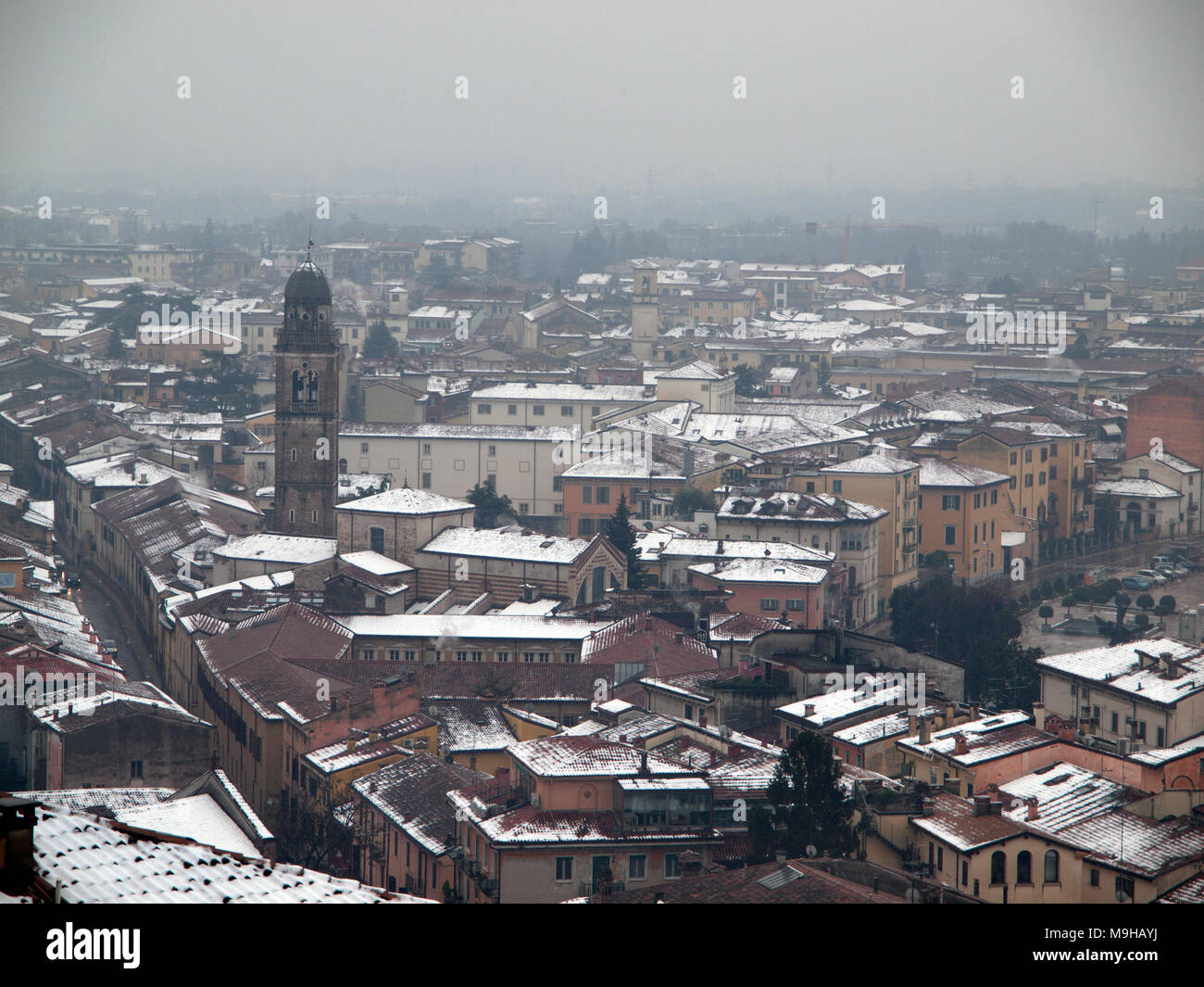 Die schneebedeckten Dächer von Verona am Tag eines Winter Stockfoto