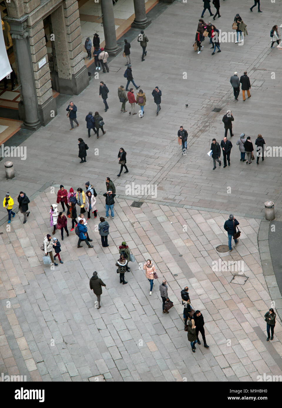 Menschen über wandernde, von hoch oben auf dem Dach des Mailänder Doms gesehen Stockfoto