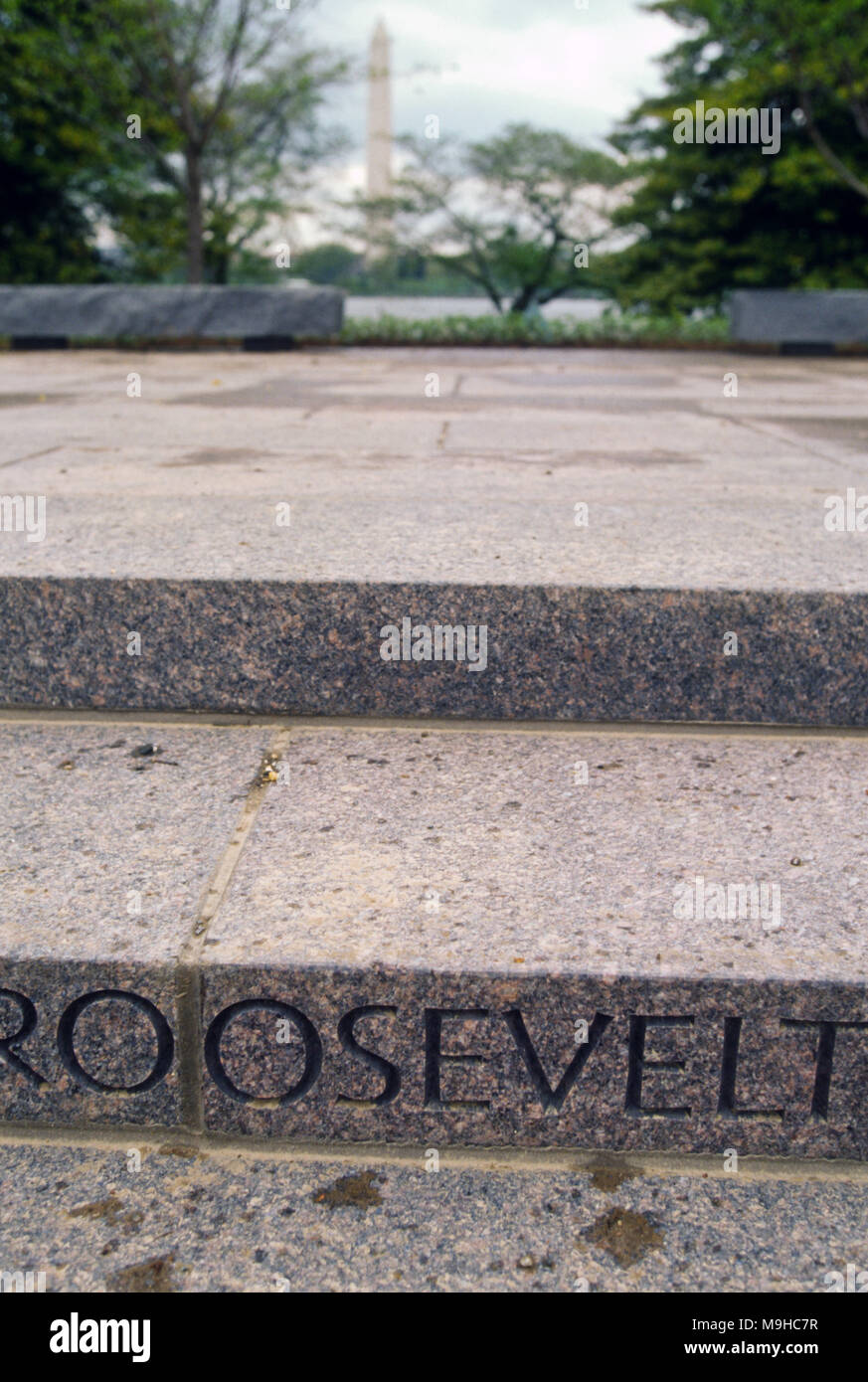 WASHINGTON, DC, USA - 1997/04/23: Granit Schritte mit dem Namen Roosevelt am Eingang des Roosevelt Memorial und FDR Denkmal auf dem Tidal Basin während des Gedenkens und Enthüllung der Site April 23, 1997, Washington, DC eingraviert. (Foto von Richard Ellis) Stockfoto