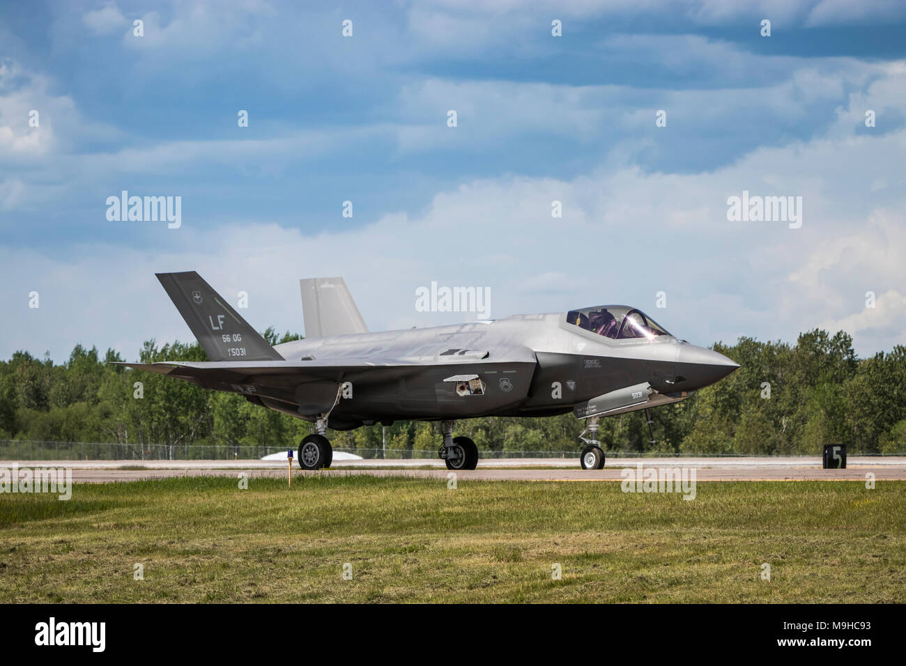 Ein Schloss Martin F-35 ein Kampfjet für den Start an der Airshow 2017 in Duluth, Minnesota, USA, vorbereitet. Stockfoto