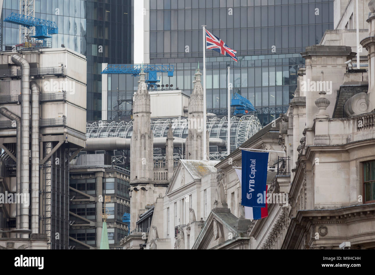 Die Fahnen der Russischen Föderation und der russischen Investment Bank VTB Capital hängen über Banken und andere Finanzinstitute in der Stadt London, der Bezirk der Hauptstadt (aka der Square Mile), am 26. März 2018 in London, England. VTB Capital arbeitet in London, Singapur, Hongkong, Sofia, New York, Zug und Frankfurt mit Sitz in Moskau, der VTB-Gruppe die Investitionstätigkeit der Unternehmen ist führend in der internationalen Investment Banking in Russland. Stockfoto