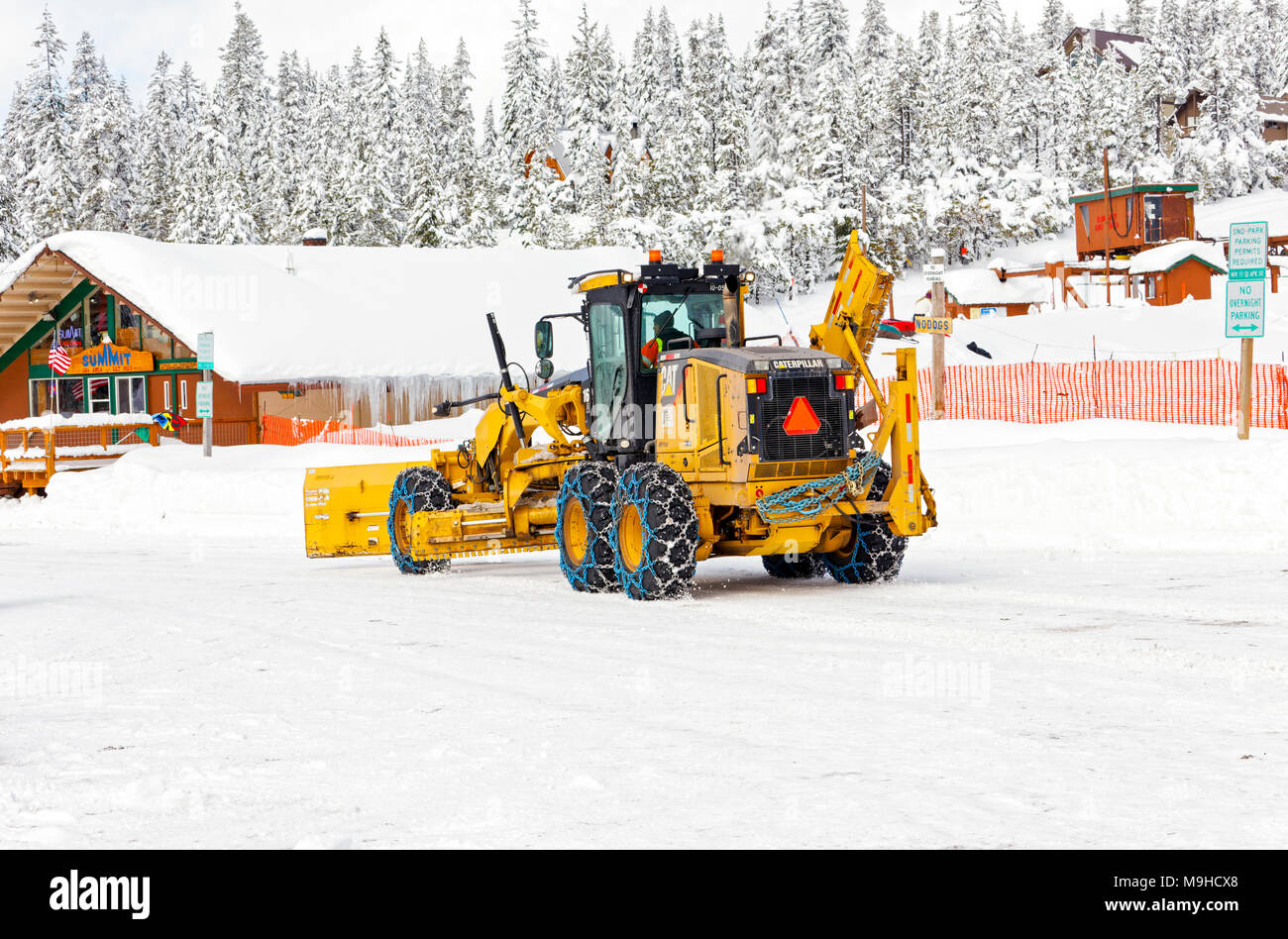 43,160.09733 gelbe Straße grader winter schnee Schneepflug mit Schneeketten auf alle 6 Räder, Reifen Pflug Stockfoto