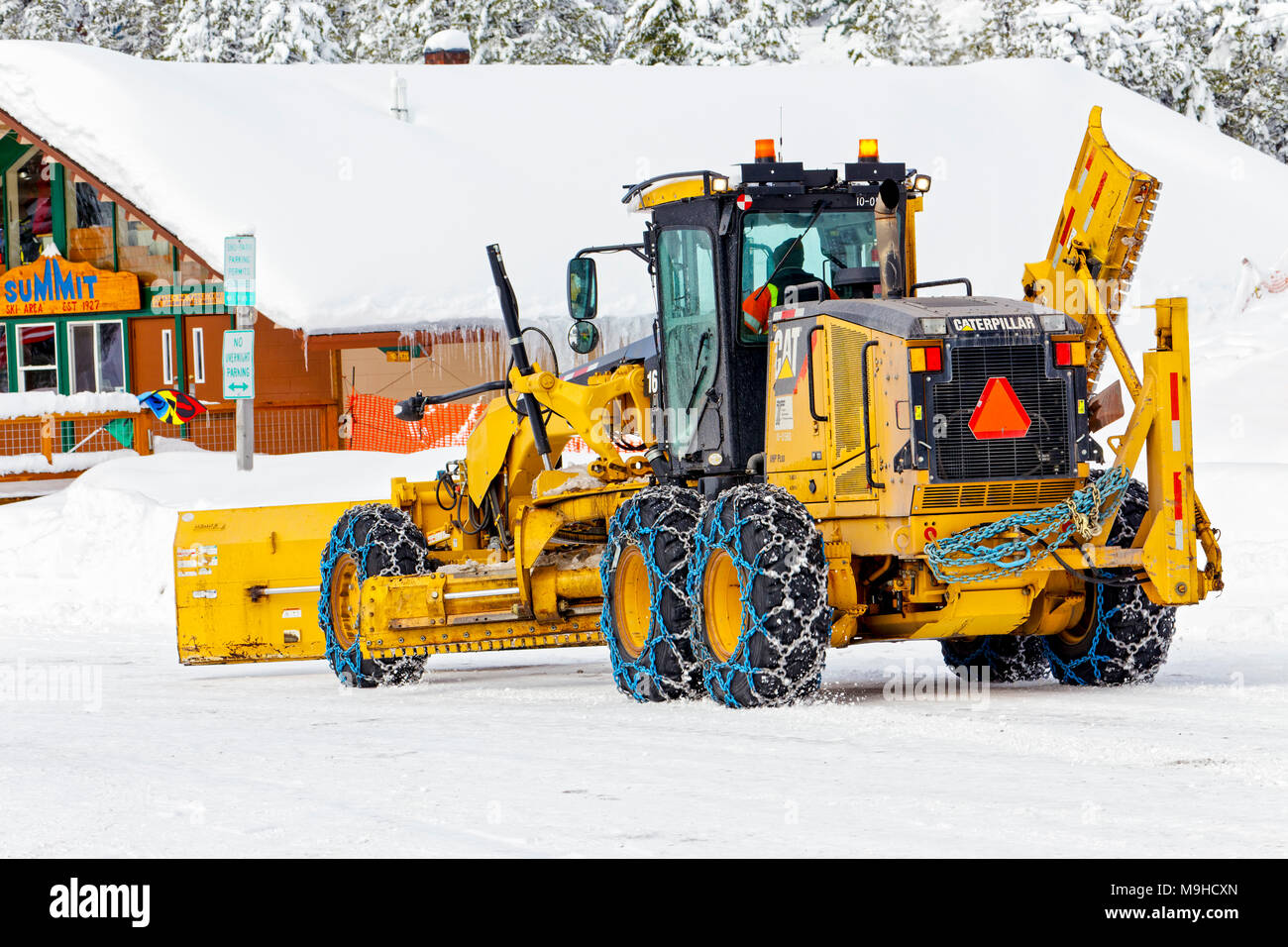 43,160.09734 gelbe Straße grader winter schnee Schneepflug mit Schneeketten auf alle 6 Räder, Reifen Pflug Stockfoto