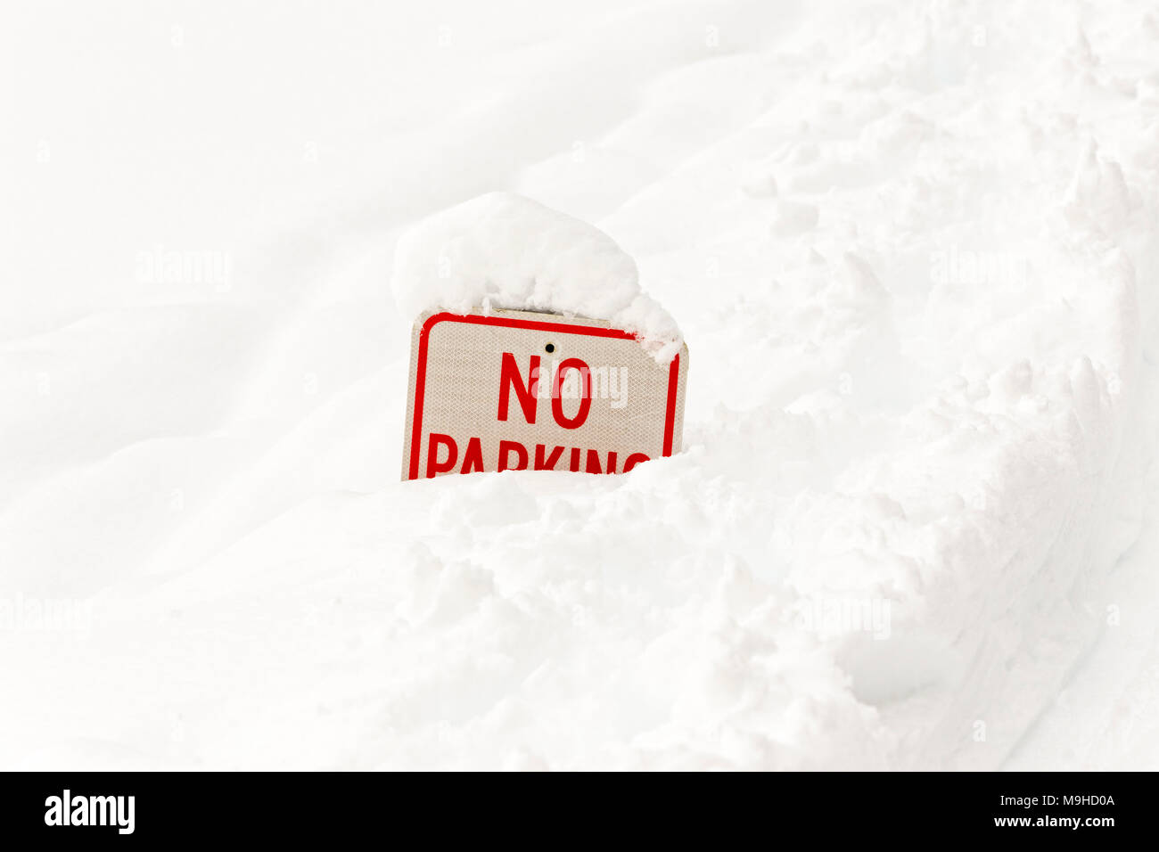 43,160.09741 Nahaufnahme eines roten und weißen Kein Parkplatz Schild in einer tiefen Weiß snowdrift begraben Stockfoto