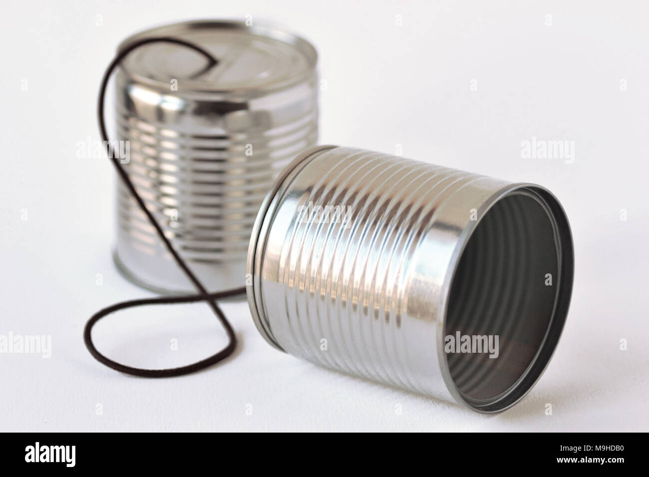 Blechdosen Telefon auf weißem Hintergrund - Kommunikationskonzept Stockfoto