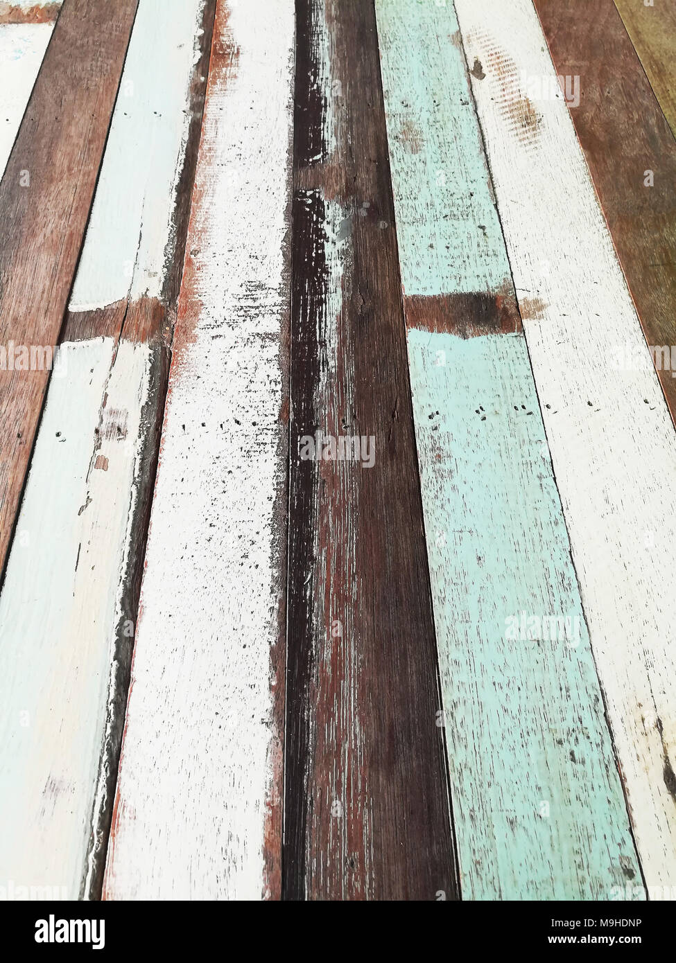 Altes Holz oben auf dem Boden Stockfoto