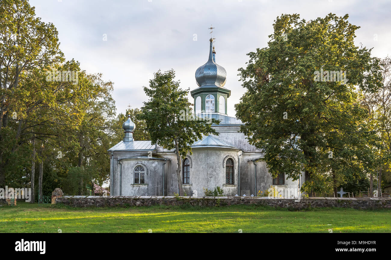 Die Nina Kirche unter den Bäumen. Die malerische orthodoxe Kirche ist auf der Chudskoe Peipus See. Stockfoto