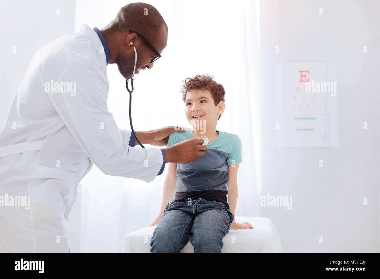 Positive männliche Arzt jungen Zustand prüfen Stockfoto