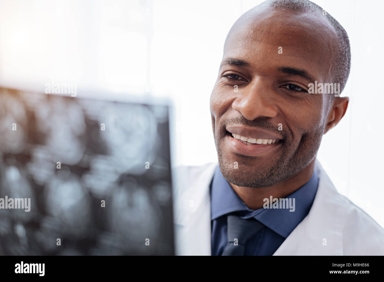 Positive männliche Arzt über Brain Imaging Stockfoto