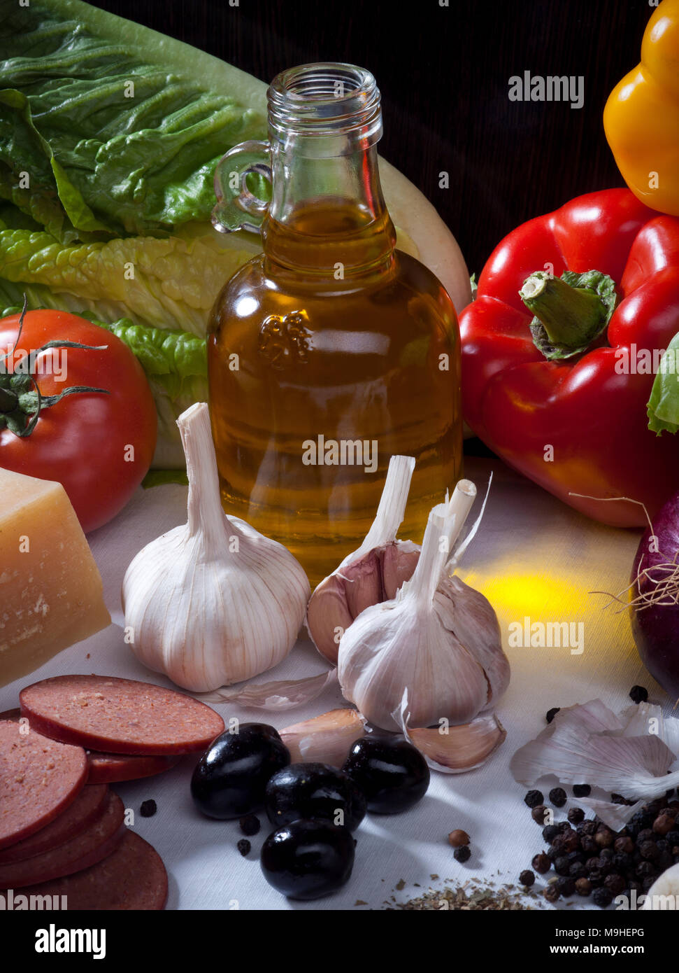 Gemüse Stilleben Komposition mit Fleisch, Käse, Eier, Gewürze, Olivenöl, und anderen Lebensmittelzutaten Stockfoto