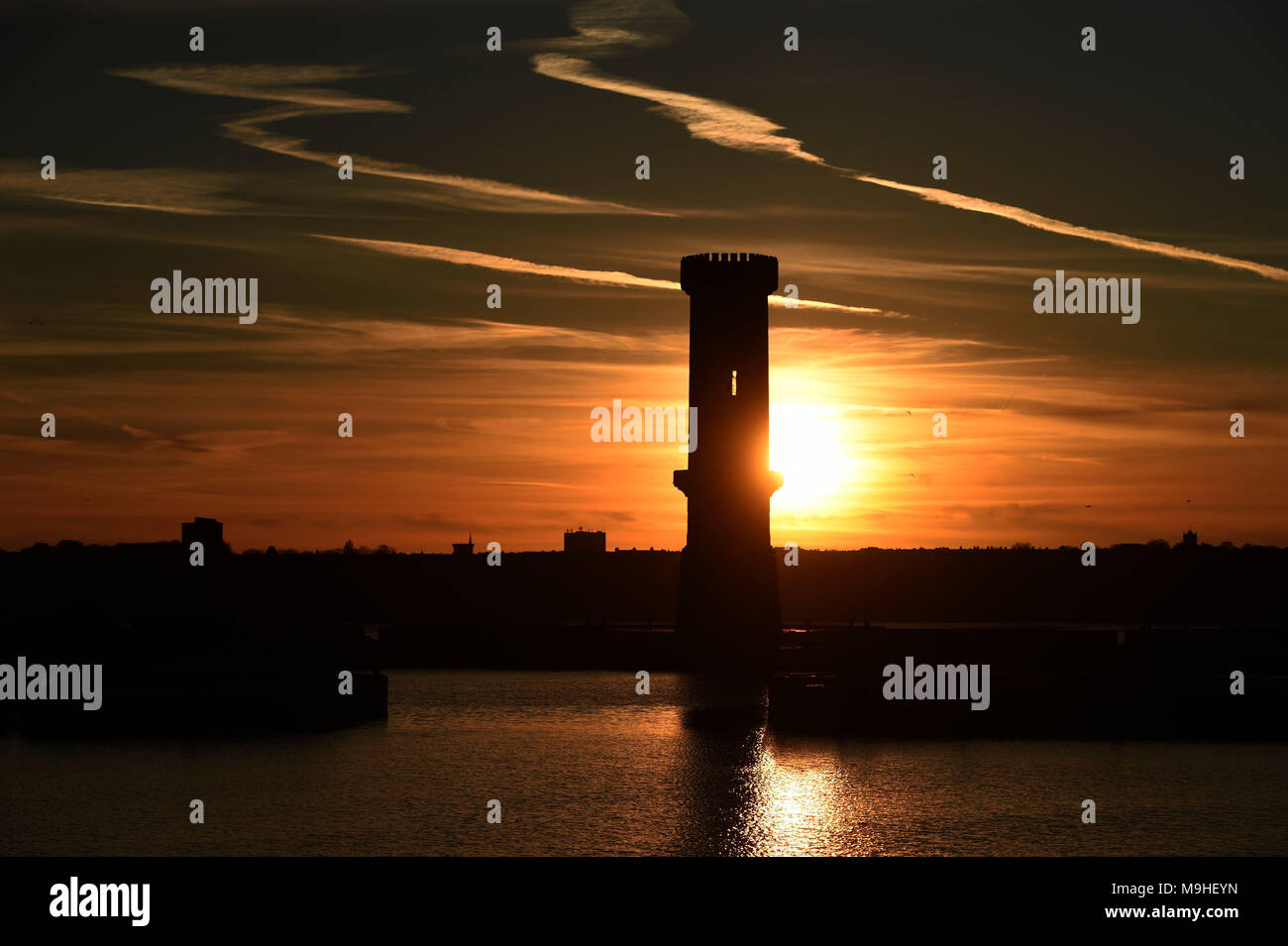 Der Frühling ist da... Sonnenuntergang über der 'Dockers Clock" auf der Uferpromenade am ersten Tag des Frühlings, Dienstag, 20. März 2018. Victoria Tower ist in einem denkmalgeschützten neugotischen Turm neben Salisbury Dock in Liverpool, England, vor Ort als Hafenarbeiter Uhr bekannt ist. Stockfoto