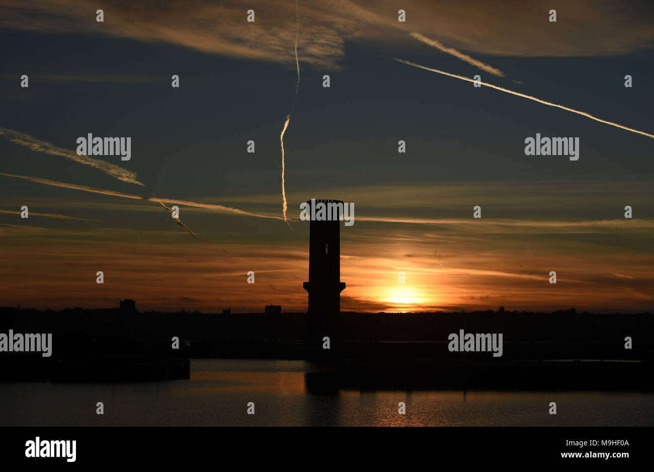 Der Frühling ist da... Sonnenuntergang über der 'Dockers Clock" auf der Uferpromenade am ersten Tag des Frühlings, Dienstag, 20. März 2018. Victoria Tower ist in einem denkmalgeschützten neugotischen Turm neben Salisbury Dock in Liverpool, England, vor Ort als Hafenarbeiter Uhr bekannt ist. Stockfoto