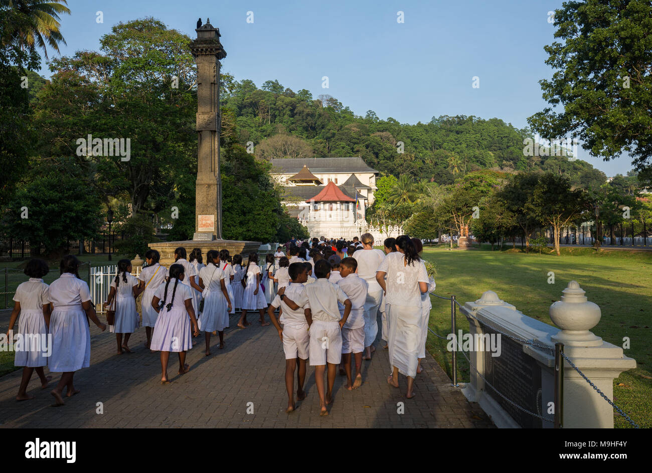 Schüler besuchen Tempel des Zahns, Kandy, Sri Lanka, Asien. Stockfoto