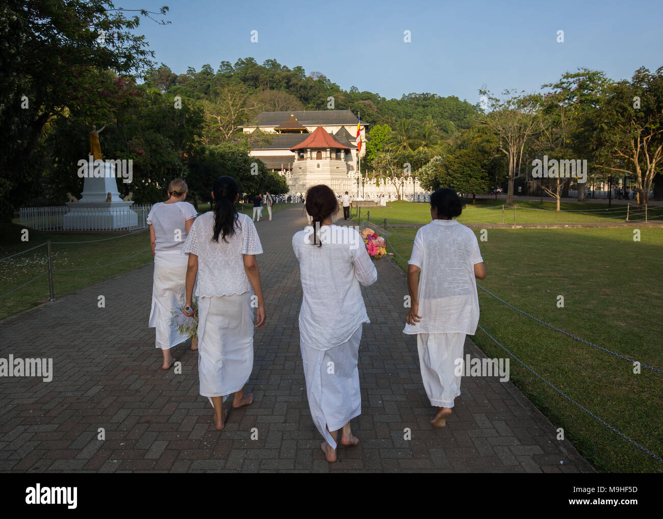 Ansicht der Rückseite des Touristen, die Tempel des Zahns, Kandy, Sri Lanka, Asien. Stockfoto