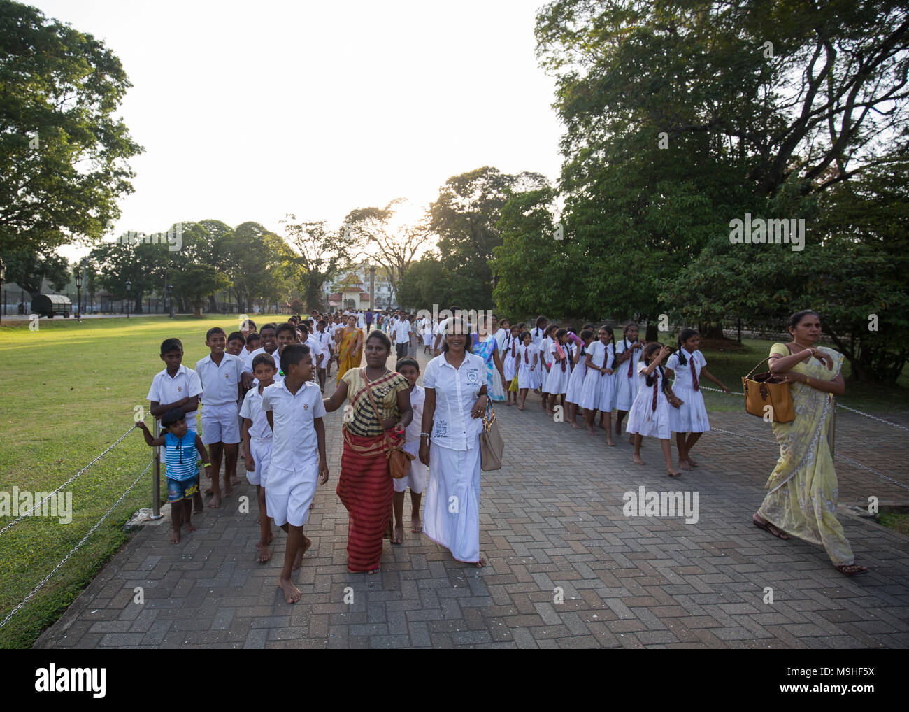 Schüler und Lehrer auf dem Weg zum Tempel des Zahns, Kandy, Sri Lanka, Asien. Stockfoto