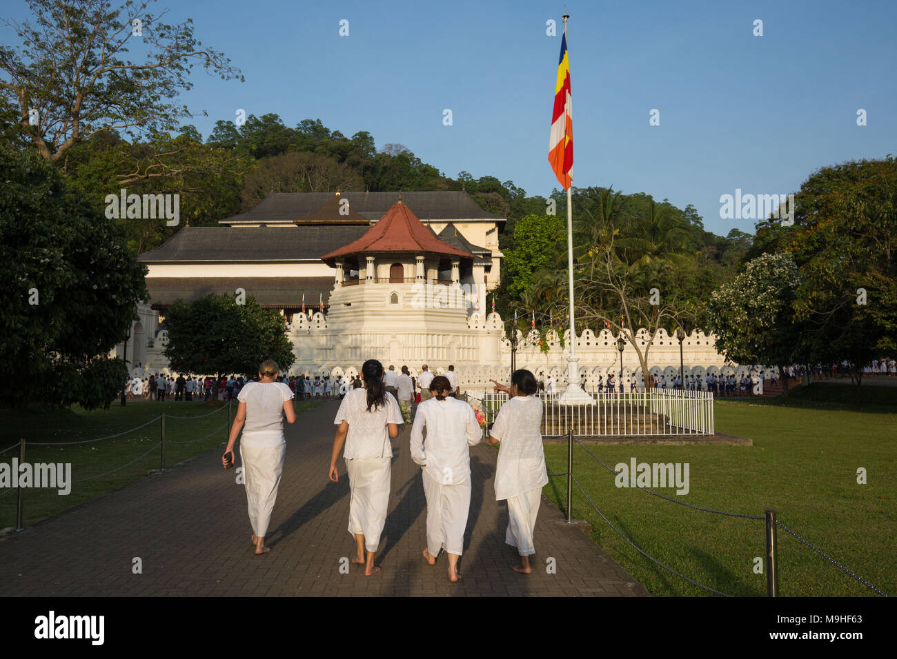 Ansicht der Rückseite des Touristen, die Tempel des Zahns, Kandy, Sri Lanka, Asien. Stockfoto