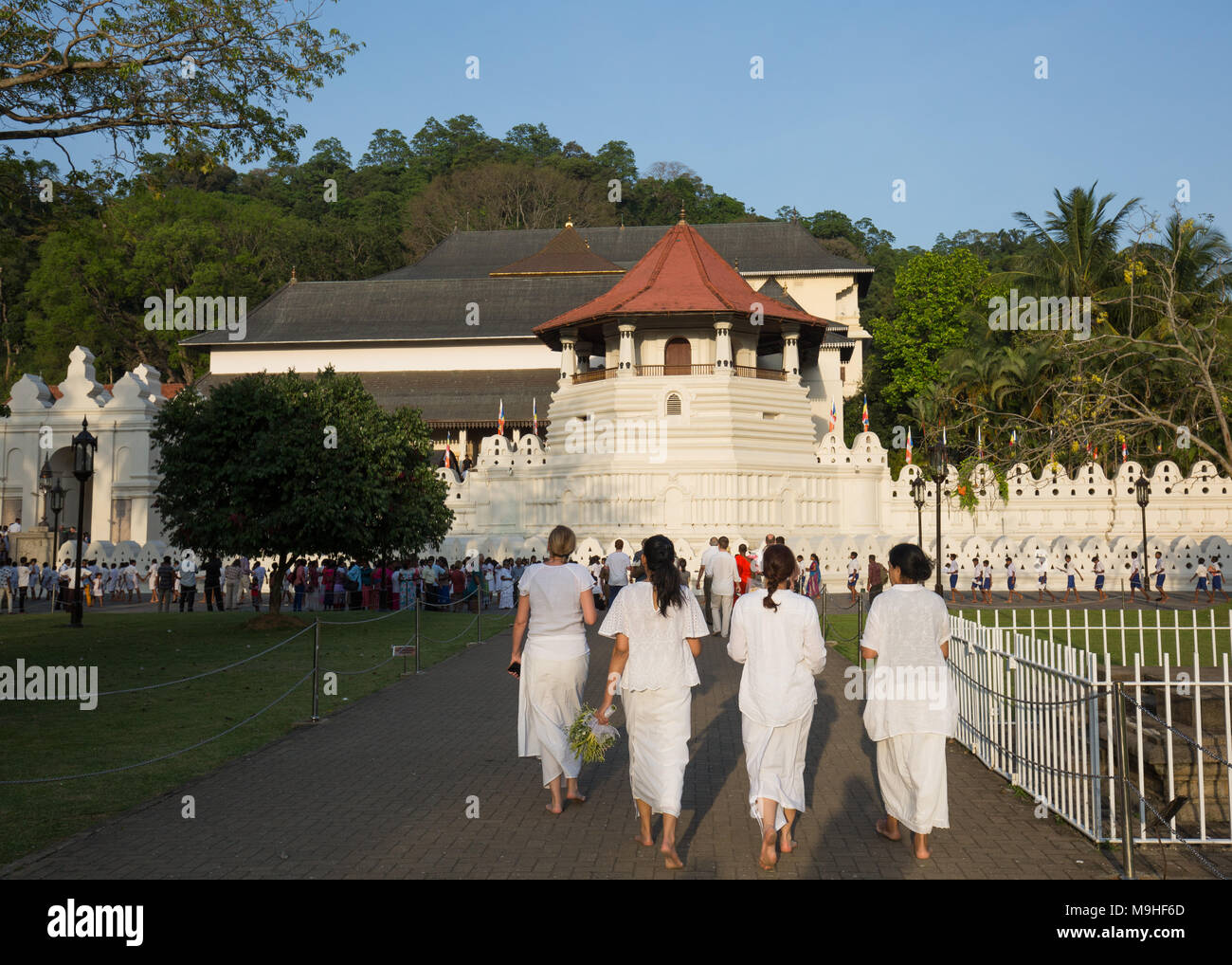 Ansicht der Rückseite des Touristen, die Tempel des Zahns, Kandy, Sri Lanka, Asien. Stockfoto