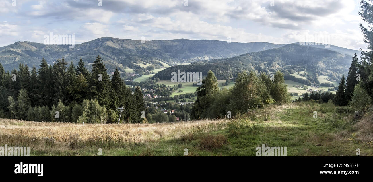 Landschaft der Berge in der Nähe von Moravskoslezske Beskydy Moravka Dorf in der Tschechischen Republik mit Skipiste, Wiese, Trail auf Gras, Hügel auf dem Hintergrund einer Stockfoto