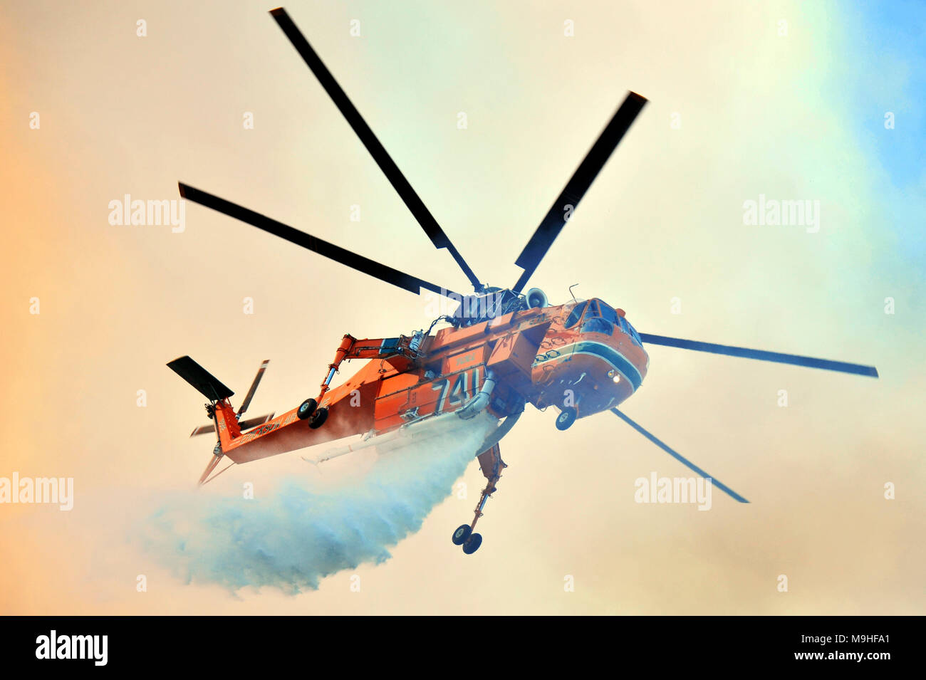 Erickson Skycrane, Wasser Bombardierung Hubschrauber am Arbeitsplatz fallen entflammbar auf einem Busch Feuer. Stockfoto