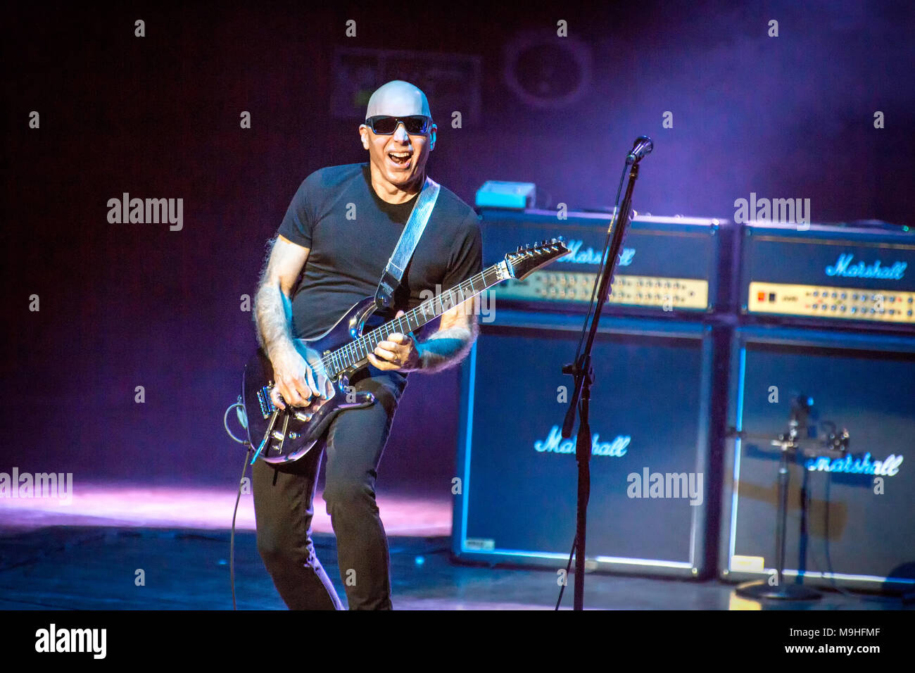 Norwegen, Oslo - März 24., 2018. Die G3 Gitarre Konzert Tour erreicht Oslo Konserthus. Hier Gitarrist Joe Satriani live auf der Bühne zu sehen ist. (Foto: Gonzales Foto - Terje Dokken). Stockfoto