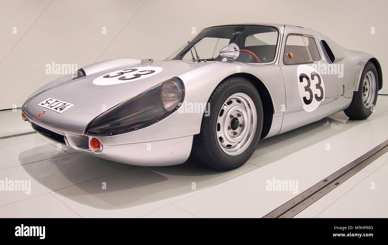 STUTTGART, DEUTSCHLAND - 7. APRIL 2017: Silber 1964 Porsche 904 Carrera GTS im Porsche Museum Stockfoto