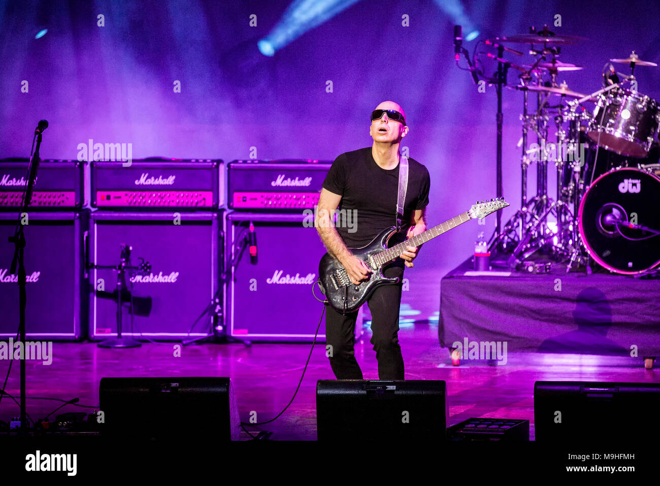 Norwegen, Oslo - März 24., 2018. Die G3 Gitarre Konzert Tour erreicht Oslo Konserthus. Hier Gitarrist Joe Satriani live auf der Bühne zu sehen ist. (Foto: Gonzales Foto - Terje Dokken). Stockfoto