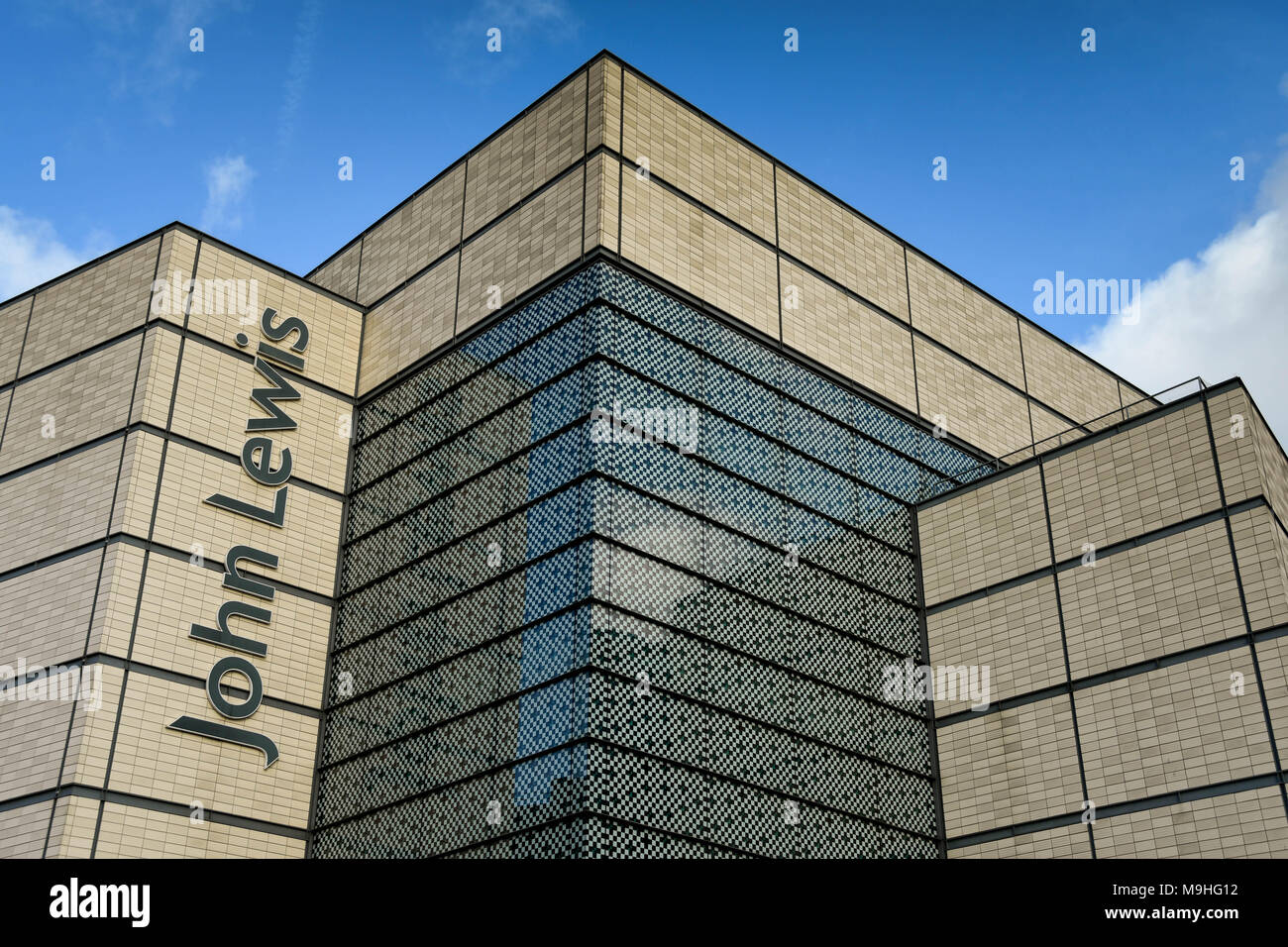 Weitwinkelaufnahme des Außenbereichs des John Lewis Department Store in Cardiff City Centre Stockfoto