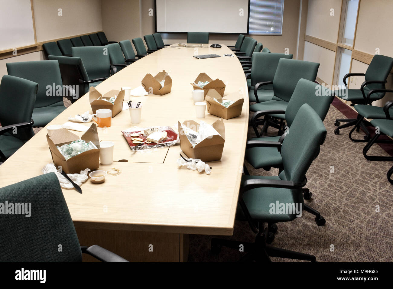 Messy Conference Room Table Fotos Und Bildmaterial In Hoher Auflösung