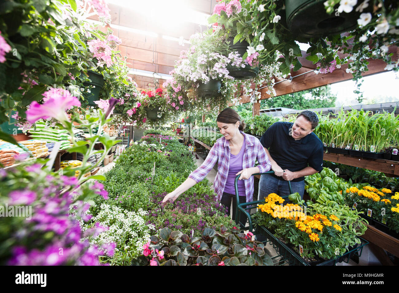 Kaukasische Mann und Frau Shopping für neue Anlagen bei einem Gartencenter nurery. Stockfoto