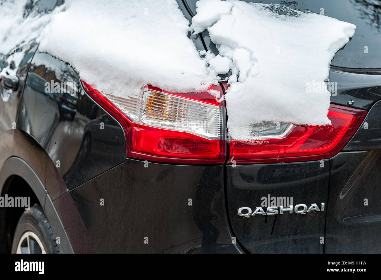 Nissan Qashqai im Schnee während der Sturm Emma, in Coventry, West Midlands, UK geparkt. Stockfoto