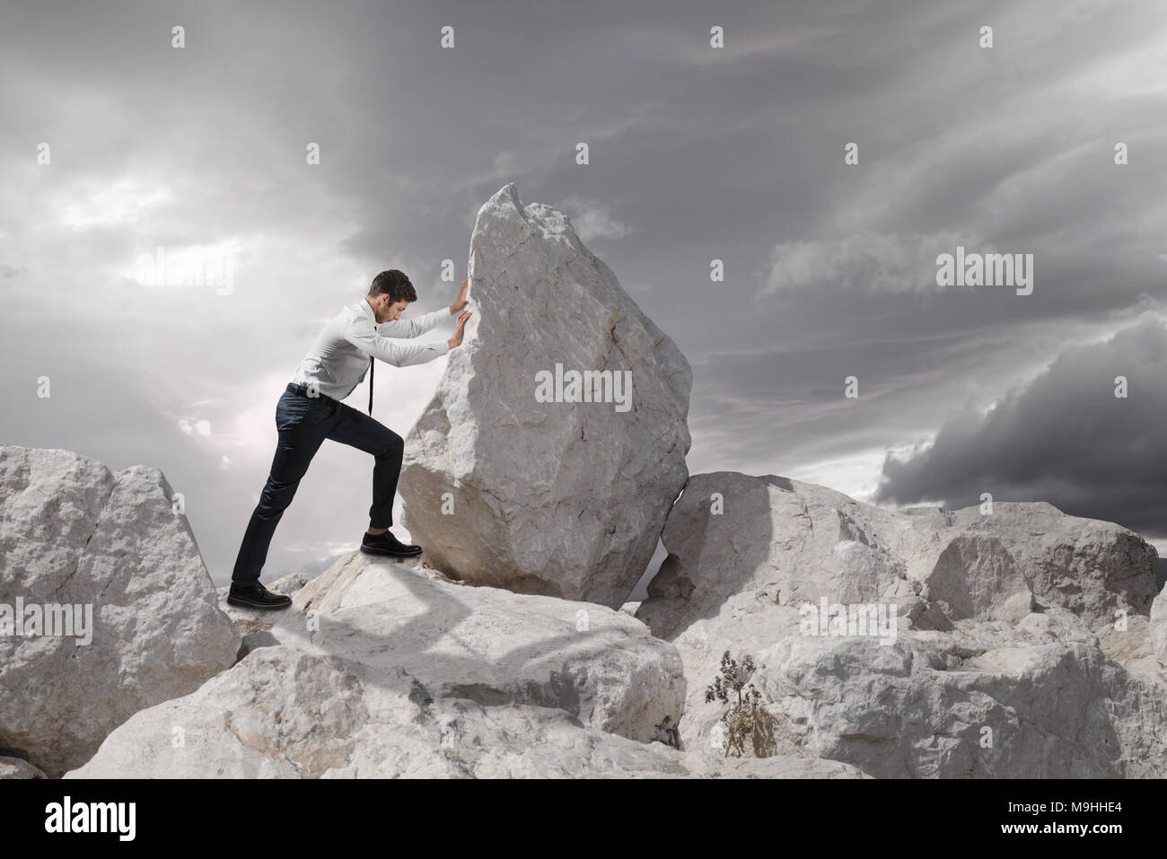 Business Konzept, junge Unternehmer schieben grossen Stein bergauf mit kopieren. Stockfoto