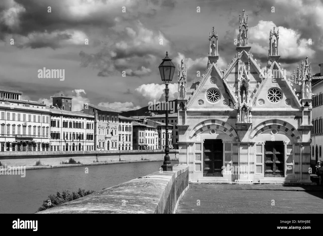 Schwarze und weiße Blick auf Santa Maria della Spina, schöne Kirche am Ufer des Flusses Arno in Pisa, Toskana, Italien Stockfoto