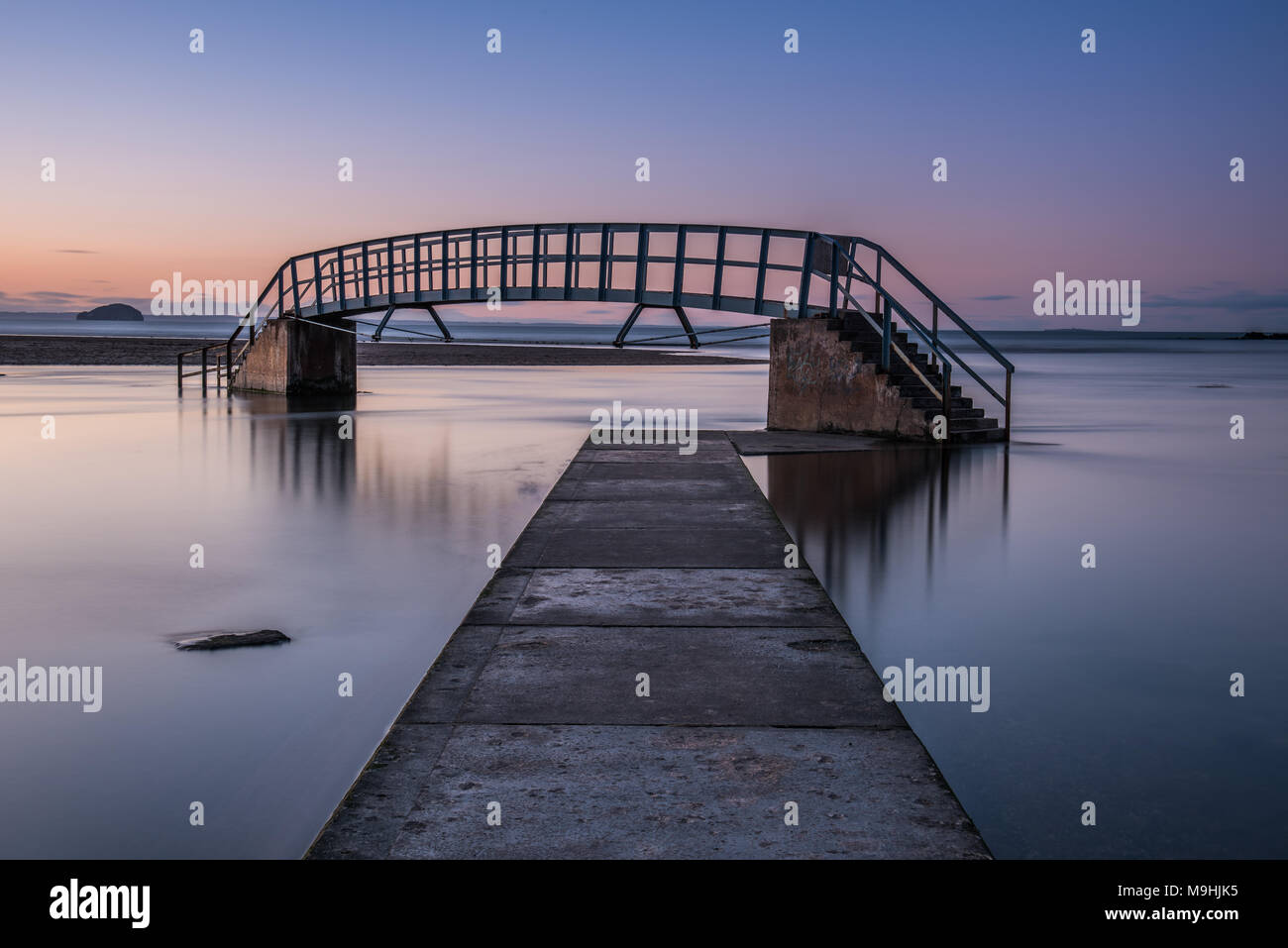 Diese Brücke ist als 'Bridge To Nowhere' und wurde als Teil der Dunbar's Victorian Strand Verbesserung bei Belhaven Bay gebaut bekannt Stockfoto