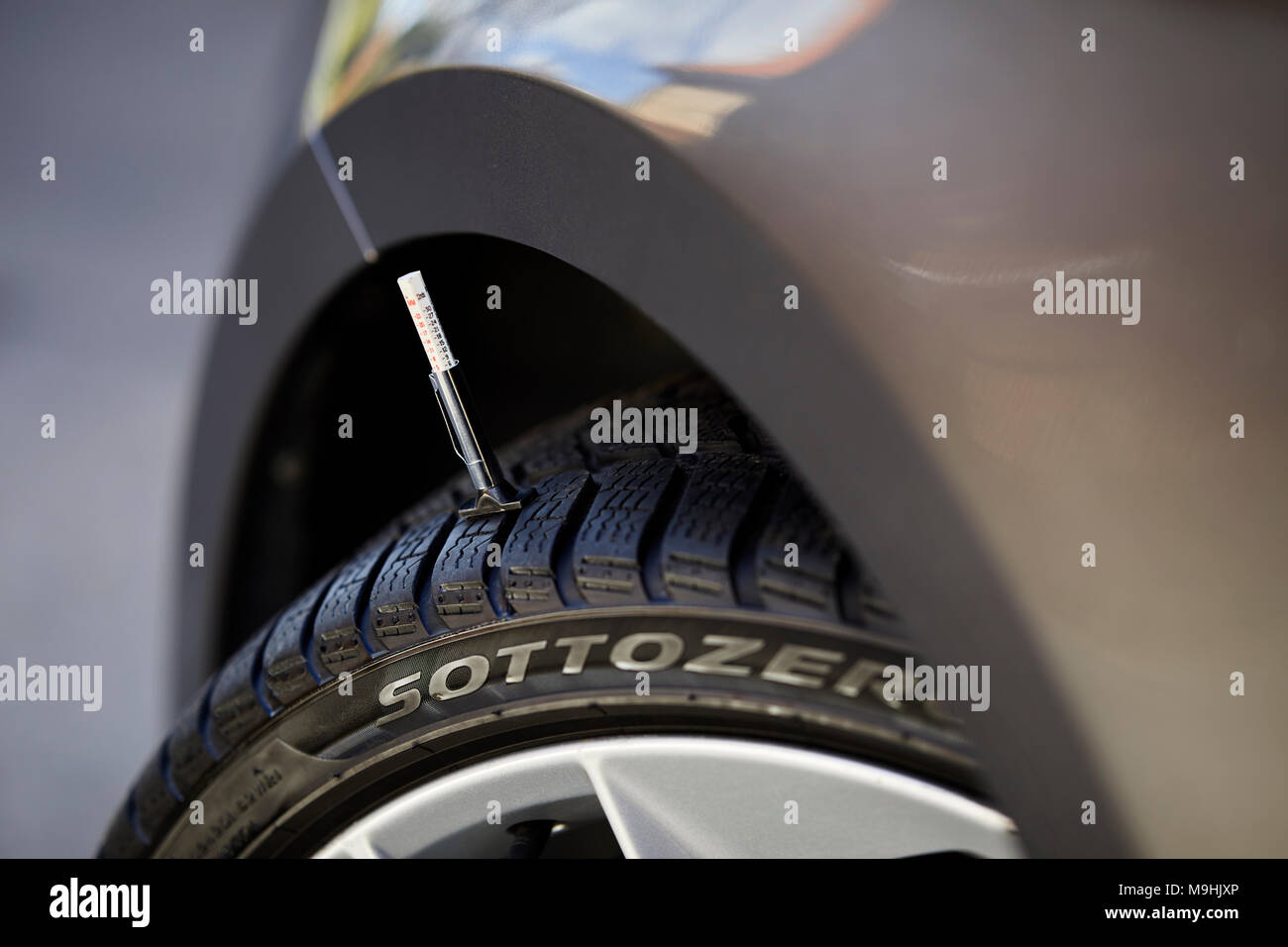 Die Profiltiefe der Reifen am Manometer angezeigt Stockfoto