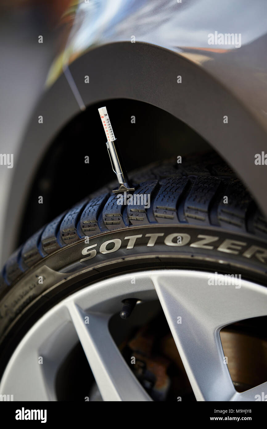 Die Profiltiefe der Reifen am Manometer angezeigt Stockfoto