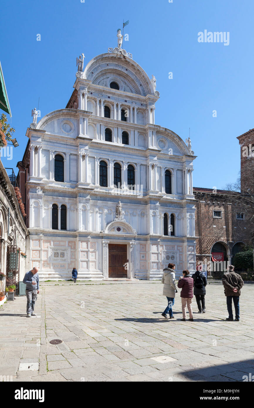 Touristen bewundern die Gotik Renaissance Fassade der Chiesa di San Zaccaria (Kirche San Zaccaria), Campo San Zaccaria, Venedig, Venetien, Italien Stockfoto