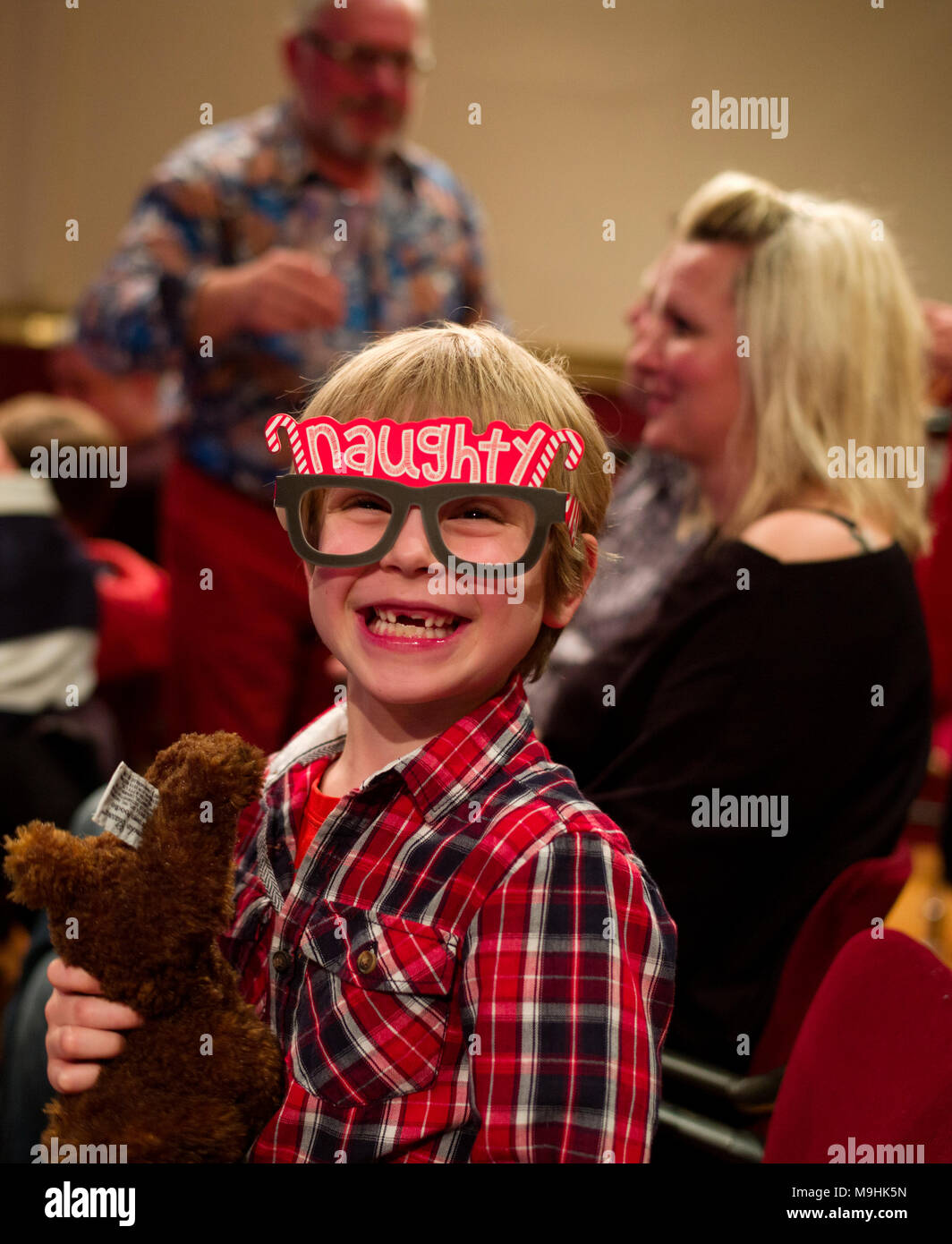Ralph Im Alter Von 6 Modell Veroffentlicht Seine Freches Mit Brille An Weihnachten Ein Pantomime In Suffolk England Uk 26 Dez 2017 Stockfotografie Alamy
