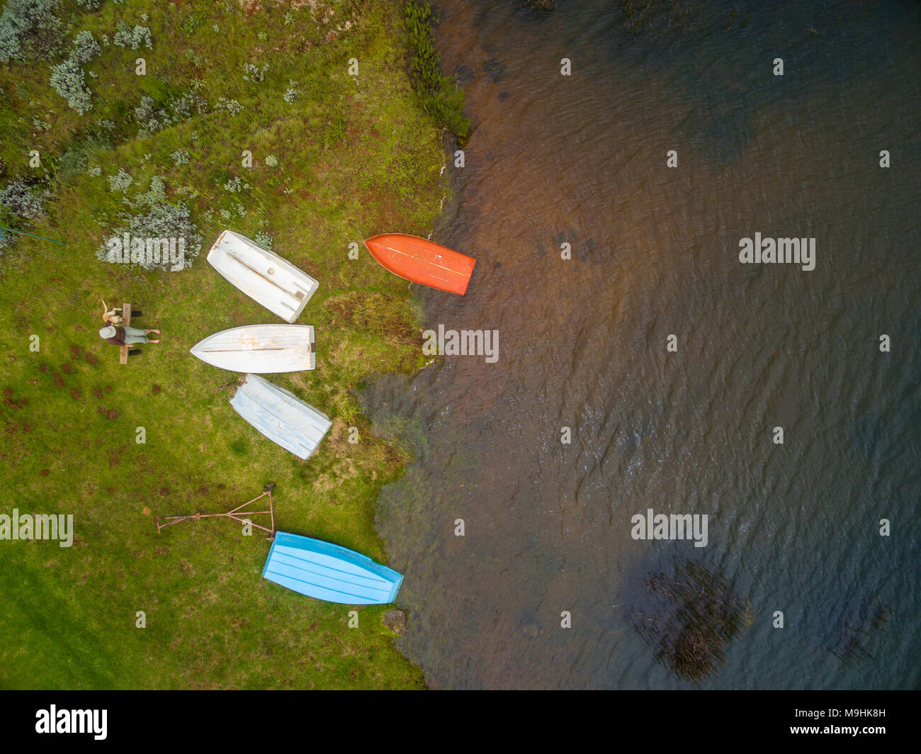 Boote werden von oben in diesem Luftbild in Simbabwe Nyanga gesehen. Stockfoto