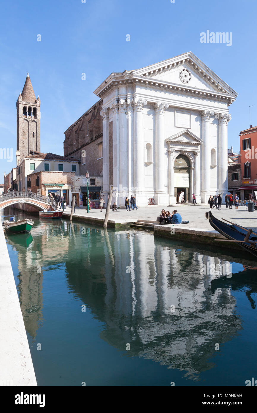 San Barnaba Kirche (Chiesa San Barnaba) und Campanile am Campo San Barnaba, spiegelt sich in Rio San Barnaba (Kanal), Dorsoduro Venedig, Venetien, Italien Stockfoto