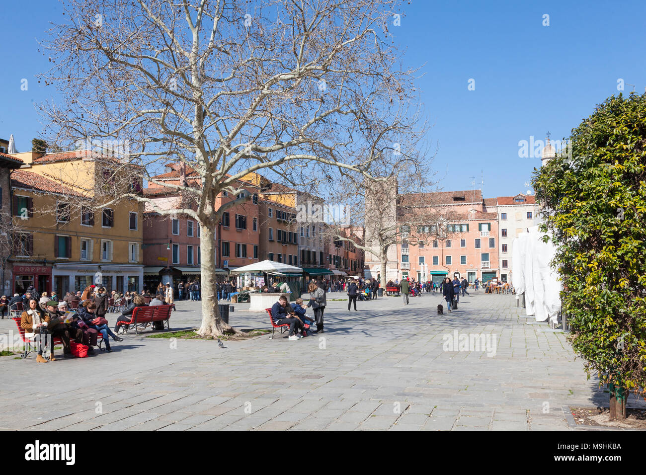 Campo Santa Margherita, Dorsoduro Venedig, Venetien, Italien im Winter auf einem sonnigen blauen Himmel Tag Stockfoto