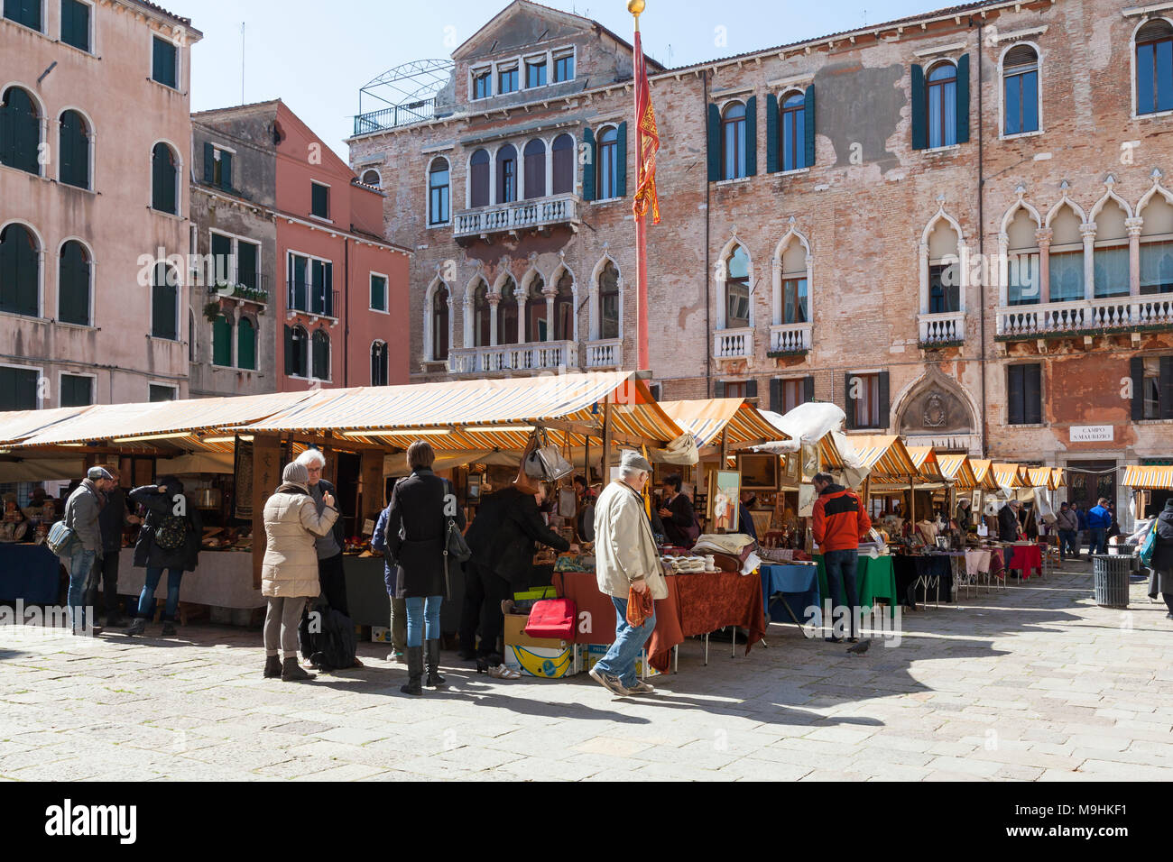 Kunden auf der Suche nach Antiquitäten auf dem Antiquitätenmarkt in Campo San Maurizio San Marco, Venedig, Italien, eine beliebte Veranstaltung statt fünf Mal im Jahr Stockfoto