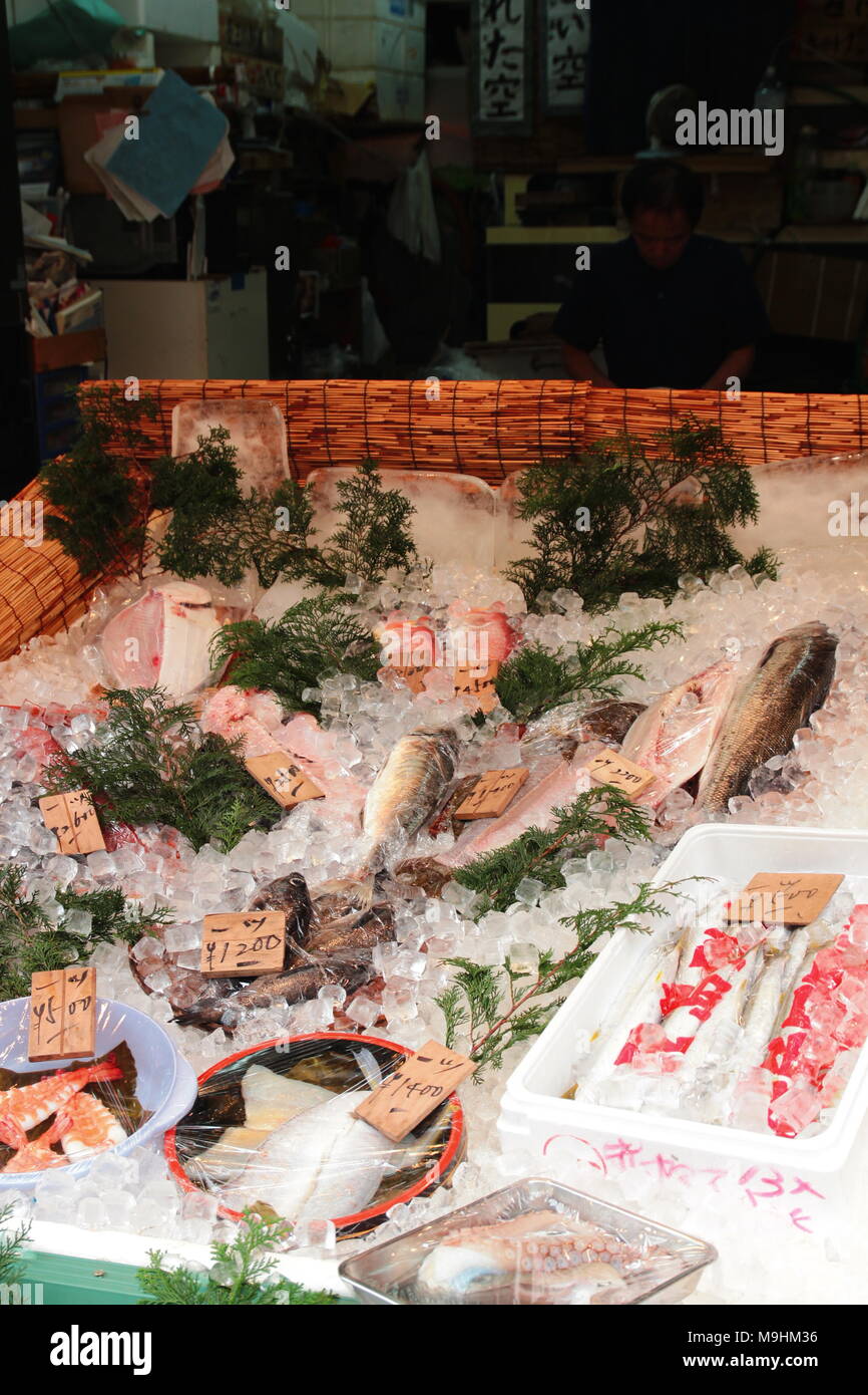 Mehrere Arten von Meeresfrüchten mit Preisschild an Japan Fischmarkt in Osaka, Japan Stockfoto