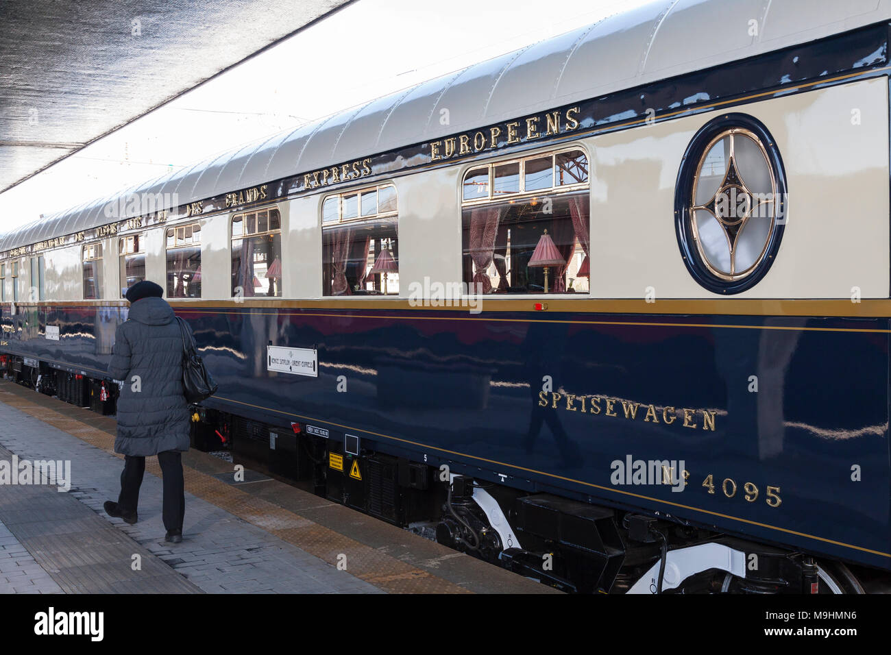 Die Venice Simplon Orient-Express luxus Zug in Venezia S Lucia, Venedig, Venetien, Italien. Pkw hinter dem Speisewagen des Zuges Stockfoto