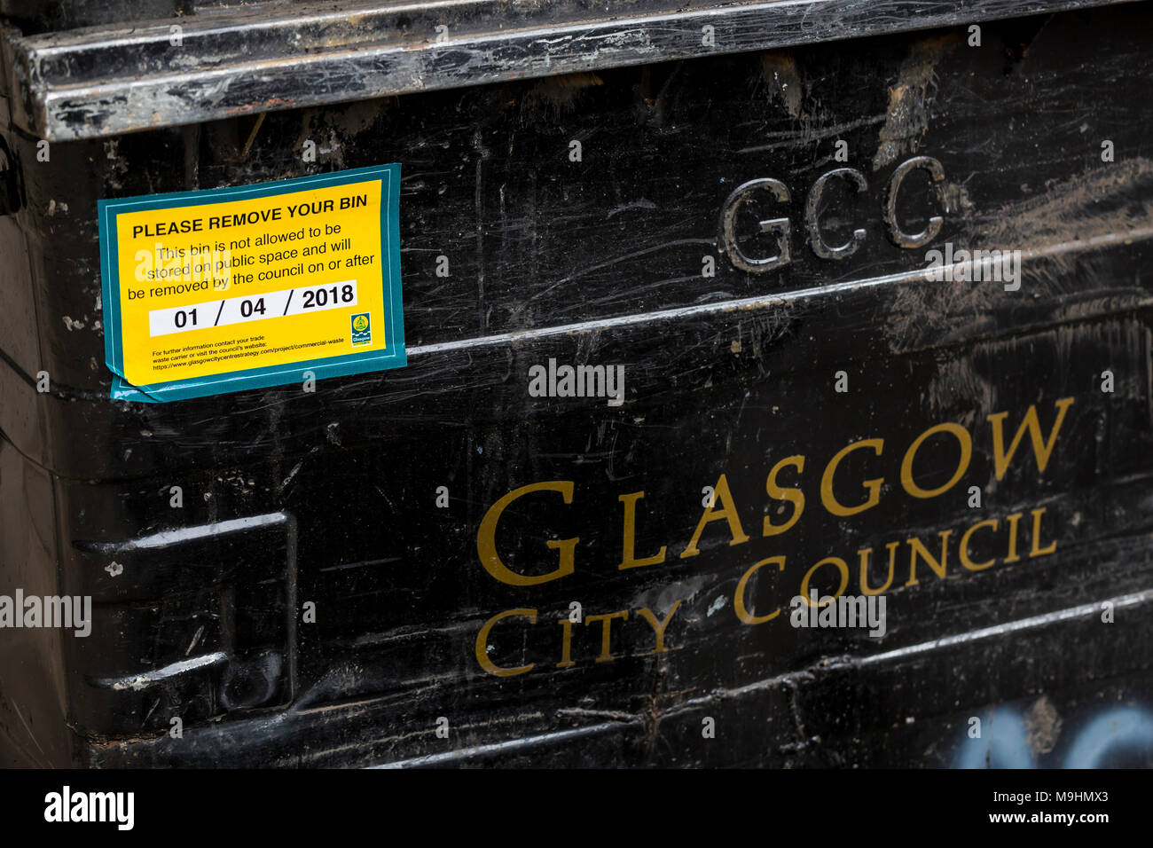 Ein Zeichen auf eine kommerzielle bin Warnung Benutzer von einer öffentlichen Stelle, Glasgow entfernt werden müssen, Großbritannien Stockfoto