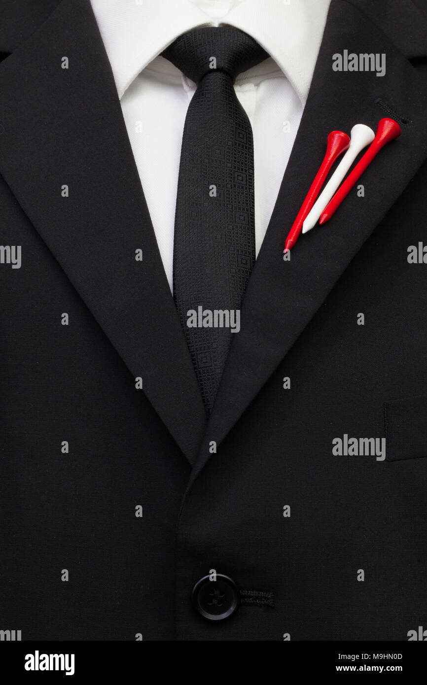 Die Details der Hochzeit Anzug mit Golf Design. Golf-T-Stücke in der Farbe  von Österreich Flagge auf die Klappe der schwarze Anzug Stockfotografie -  Alamy