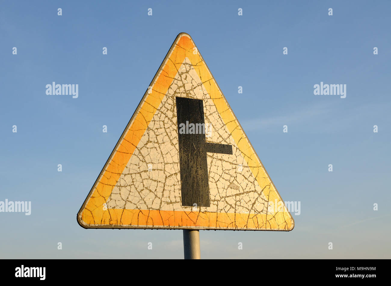 Alte Straße Zeichen gegen den blauen Himmel Stockfoto