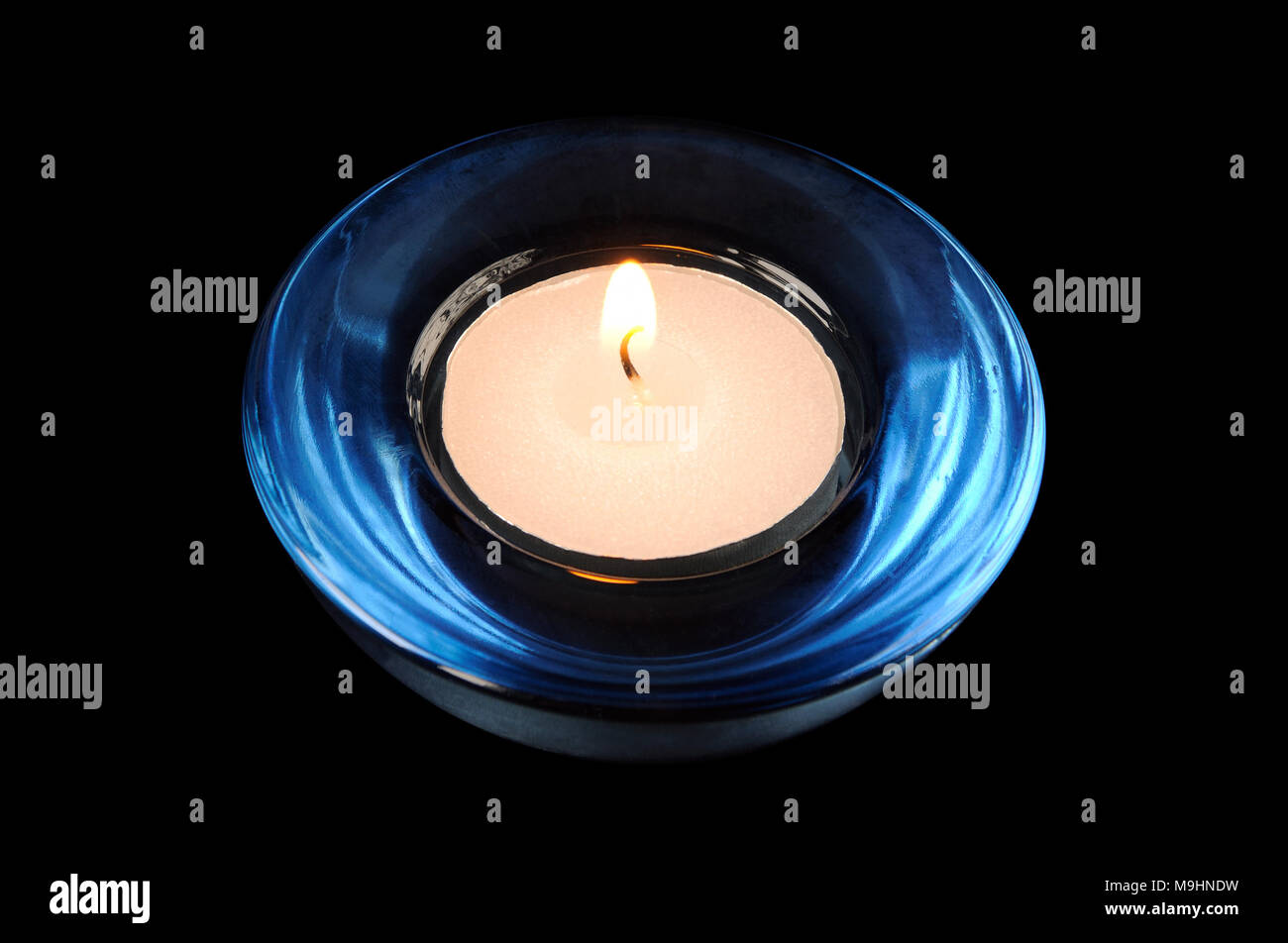 Runde Kerze auf einem schwarzen Hintergrund Stockfoto
